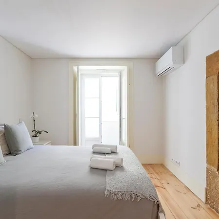 Bedroom In Shared House In Chiado - Historic Center Of Homestay Lisbon