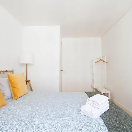 Homestay Bedroom In Shared House In Chiado - Historic Center Of Lisbon