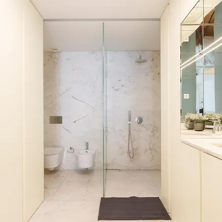 Bedroom In Shared House In Chiado - Historic Center Of Homestay Lisbon