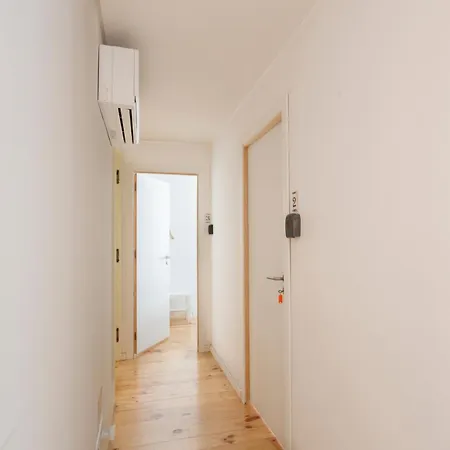 Bedroom In Shared House In Chiado - Historic Center Of * Lisbon