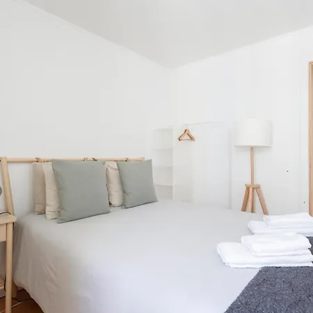 Bedroom In Shared House In Chiado - Historic Center Of Homestay