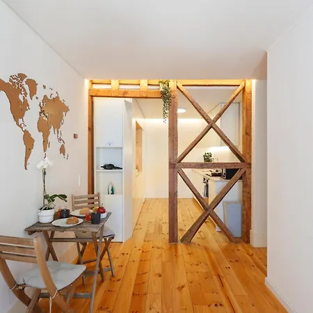 Bedroom In Shared House In Chiado - Historic Center Of Homestay *