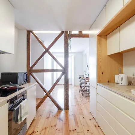 Homestay Bedroom In Shared House In Chiado - Historic Center Of Lisbon