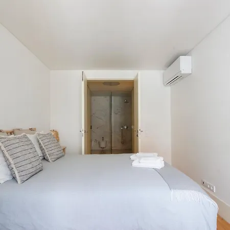 Bedroom In Shared House In Chiado - Historic Center Of Homestay *