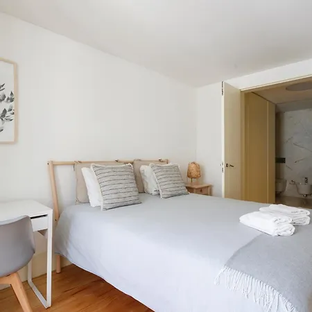 Homestay Bedroom In Shared House In Chiado - Historic Center Of *