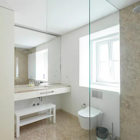 Bedroom In Shared House In Chiado - Historic Center Of Lisbon