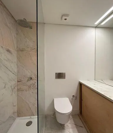 Bedroom In Shared House In Chiado - Historic Center Of Homestay *