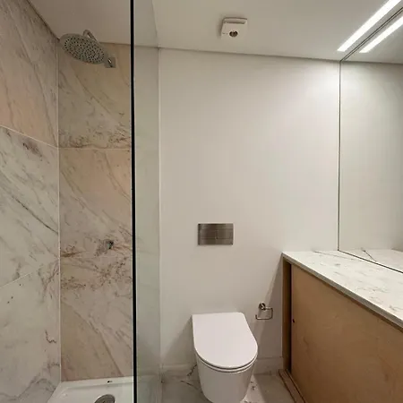 Bedroom In Shared House In Chiado - Historic Center Of Homestay *