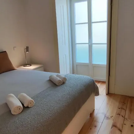 Homestay Bedroom In Shared House In Chiado - Historic Center Of *