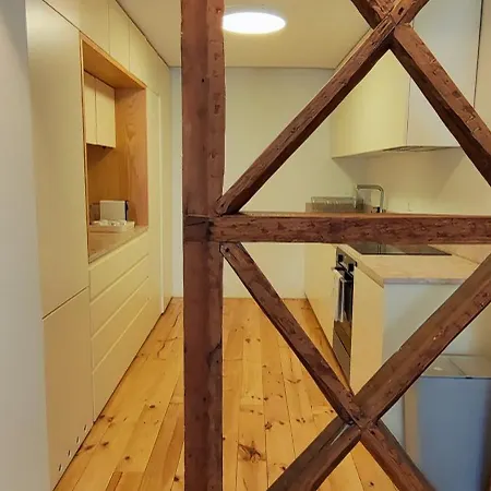 Homestay Bedroom In Shared House In Chiado - Historic Center Of