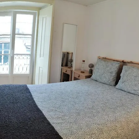 Bedroom In Shared House In Chiado - Historic Center Of Homestay *
