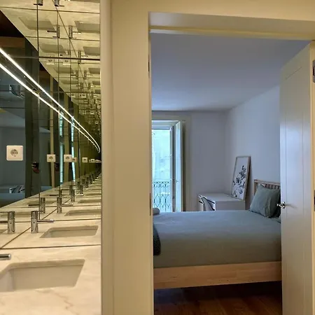 Bedroom In Shared House In Chiado - Historic Center Of Homestay *