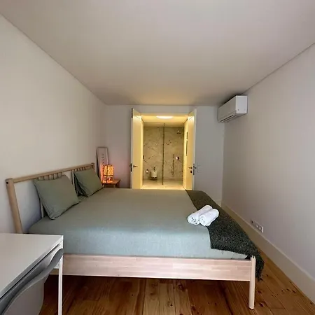 Homestay Bedroom In Shared House In Chiado - Historic Center Of *