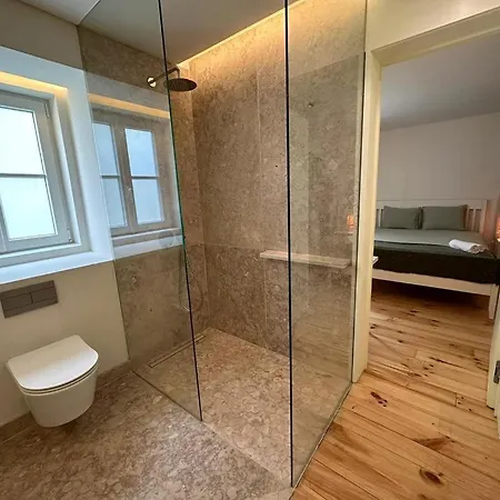 Bedroom In Shared House In Chiado - Historic Center Of Homestay *