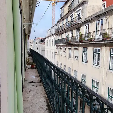 Bedroom In Shared House In Chiado - Historic Center Of Homestay *