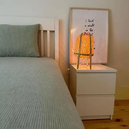 Bedroom In Shared House In Chiado - Historic Center Of Homestay Lisbon