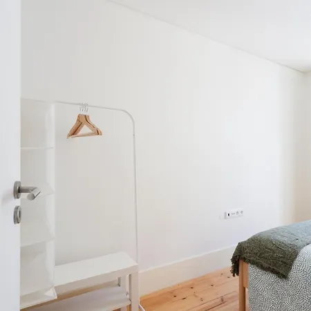 Bedroom In Shared House In Chiado - Historic Center Of * ליסבון