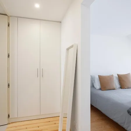 Bedroom In Shared House In Chiado - Historic Center Of Δωμάτια σε οικογενειακή κατοικία *