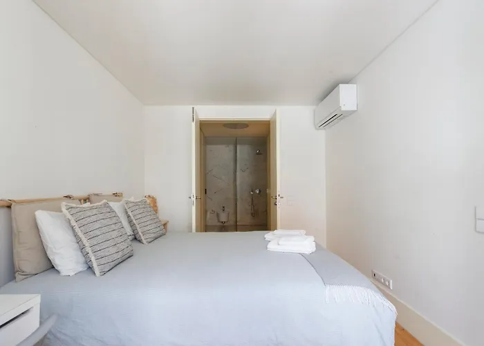 Bedroom In Shared House In Chiado - Historic Center Of منزل للإقامة *