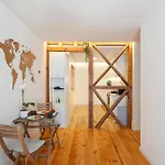 Bedroom In Shared House In Chiado - Historic Center Of Kwatera prywatna *