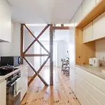 Kwatera prywatna Bedroom In Shared House In Chiado - Historic Center Of Lizbona