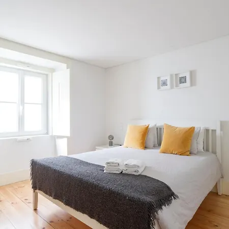 Bedroom In Shared House In Chiado - Historic Center Of Homestay szállás *