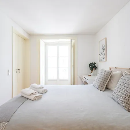 Quarto em Acomodações Particulares Bedroom In Shared House In Chiado - Historic Center Of